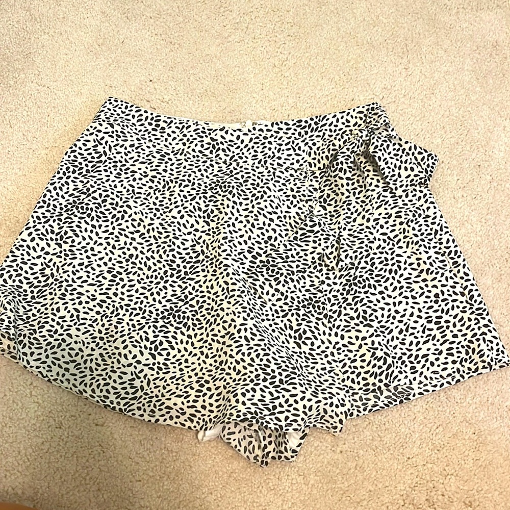 Black and white size small skort